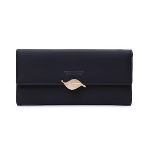Détail du portefeuille en cuir PU noir avec boucle feuille dorée et texte embossé