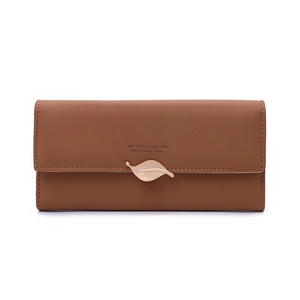 Détail du portefeuille long en cuir PU marron avec boucle feuille dorée et coutures nettes