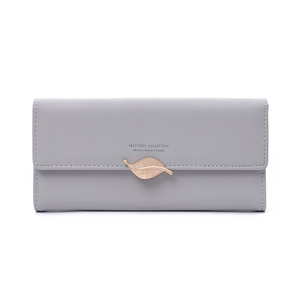 Détail du portefeuille long gris clair avec boucle feuille dorée et texture cuir PU