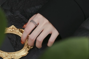 Detail of silver S925 interlocking chain ring worn on finger with vintage aesthetic