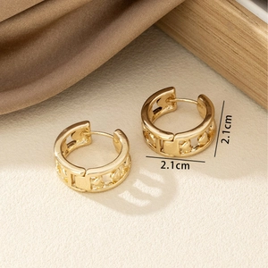 Boucles d'oreilles créoles dorées minimalistes avec motif de chaîne géométrique ajouré