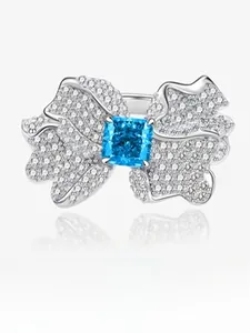 Macro di anello in argento con gemma blu quadrata e onde di diamanti incastonati