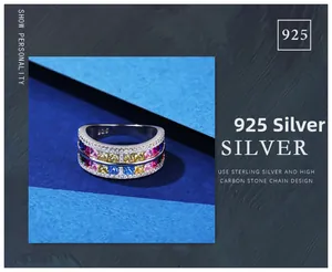 Detailansicht eines Rings aus 925er Sterlingsilber mit bunten quadratischen Edelsteinen