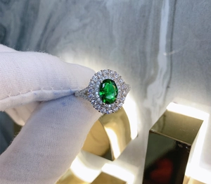 Bague avec émeraude ovale et double halo de diamants en argent S925, vue détaillée