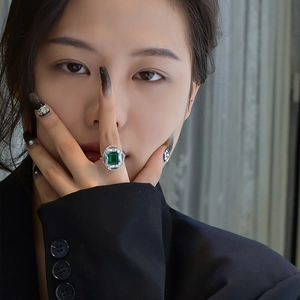 Luxurious S925 sterling silver ring with emerald cut green gemstone on female hand