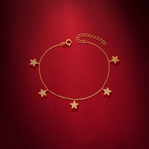 Élégant bracelet trèfle en argent 925 doré avec cinq pendentifs fleurs sur fond rouge