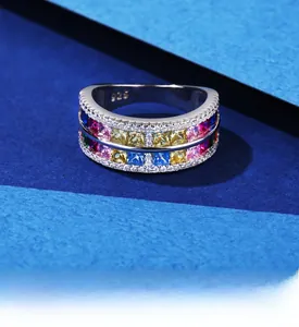 Detaillierte Makroaufnahme von S925 Sterling Silber Ring mit bunten Edelsteinen