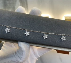Gros plan du bracelet en argent sterling 925 avec quatre breloques trèfles étincelants