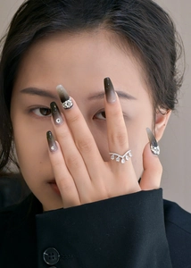 Close-up of S925 silver V-shaped chevron ring with five pear-shaped drop diamonds