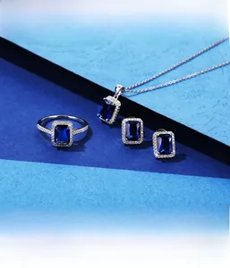 Detailansicht von S925 Sterlingsilber mit blauem Saphir und Mikropavé-Zirkonia-Besatz