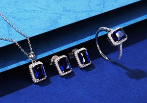 Nahaufnahme des Saphirblau-Schmucksets mit Halskette, Ring und Ohrringen in Blau
