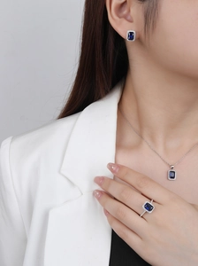 Nahaufnahme von S925 Silber Schmuckset mit blauem Saphir im Rechteckschliff und Diamanten