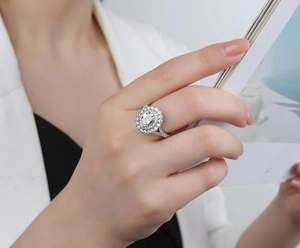 Détail d'une bague élégante en argent S925 avec émeraude ovale portée par un mannequin