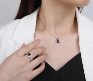 Detailansicht von Silberhalskette und Ringset mit tiefblauen rechteckigen Edelsteinen