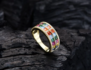 Nahaufnahme eines Doppelreihen-Regenbogenrings aus 925er Silber auf schwarzem Grund