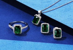 Makroansicht von smaragdgrünem Schmuckset mit Pavé-Zirkonia-Details aus 925er Silber