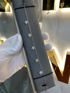 Vue détaillée du bracelet en argent 925 avec cinq breloques trèfles serties de cristaux