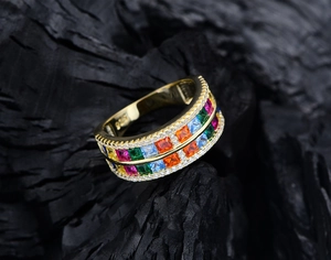 Makroaufnahme von S925 Sterlingsilber Ring mit zweireihigem Regenbogen-Edelstein