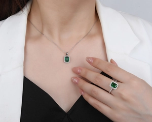Detailansicht von S925 Silber Halskette und Ring Set mit smaragdgrünen Zirkonia Anhängern