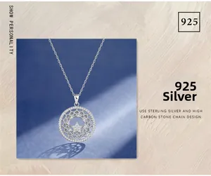 Nahaufnahme der S925 Sterlingsilber Halskette mit hohlem Sternanhänger und Zirkonia-Steinen