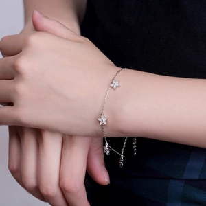 Bracelet élégant en argent sterling 925 avec quatre charms étoiles étincelants pour femmes