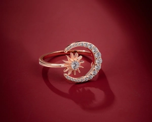 Dettaglio dell'anello aperto con luna e stella in argento 925 con finitura oro rosa