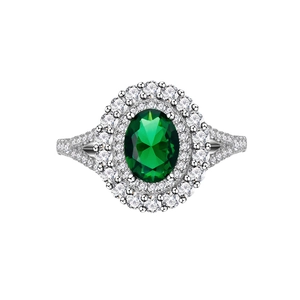 Bague élégante en argent avec une grande émeraude ovale entourée de zircons cubiques