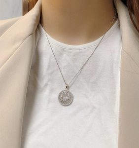 Nahaufnahme der S925 Sterling Silber Stern und Mond Halskette am Hals eines Models