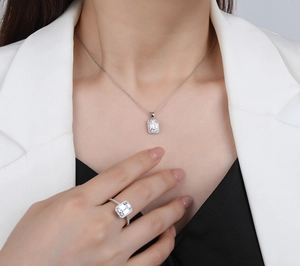 Makroaufnahme von S925 Sterlingsilber Kette und Ring mit Zirkonia im Smaragdschliff