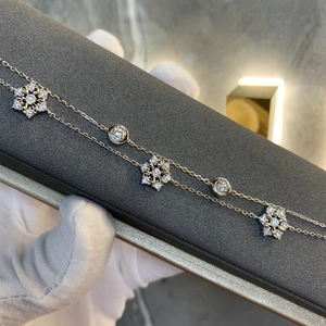 Detailansicht des silbernen zweilagigen Armbands mit Schneeflocken-Zirkonia-Anhängern