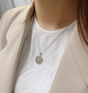 Nahaufnahme der S925 Sterling Silber Stern-Halskette an einem Model getragen