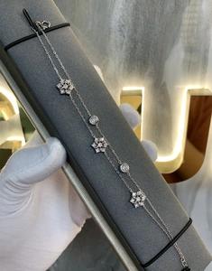 Details eines silbernen Schneeflocken-Armbands mit Zirkonia auf einem Displayständer