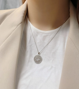Nahaufnahme der S925 Sterlingsilber Sternenkette mit Zirkonia an einem Model getragen