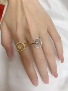 Dettaglio degli anelli luna e stella in argento sterling con zirconi in oro e argento