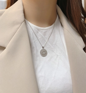 Detail der 925 Sterling Silber Sternenhalskette mit Zirkonia-Steinen am Model getragen