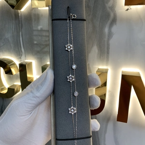 Detailaufnahme des zweilagigen Schneeflocken-Armbands mit Zirkonia-Steinen in einer Box