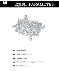 Gros plan sur une bague feuille en argent S925 ornée de zircons sertis en micro-pavage