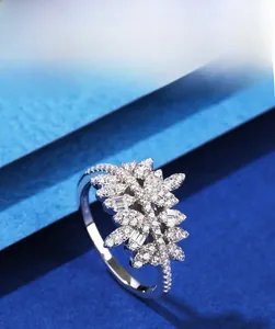 Détail de la bague en argent 925 avec clusters de zircons 5A au design de feuille