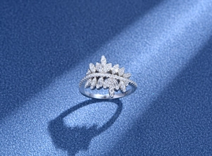Vue détaillée d'une bague feuille en argent S925 sertie de zircons cubiques scintillants