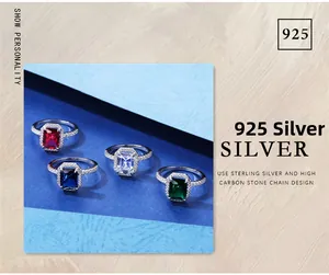Dettaglio macro dell'anello in argento 925 con zircone blu e fascia a trama intrecciata