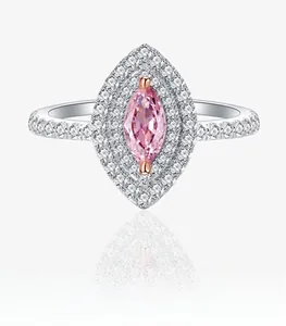 Vue macro de la bague marquise rose avec double halo et anneau en argent poli brillant