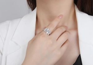 Détail d'une bague feuille en argent S925 avec zircons blancs portée par un mannequin