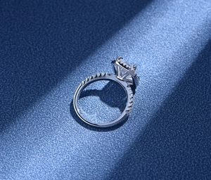 Vista dettagliata dello zircone cubico rettangolare con incastonatura halo su anello 925