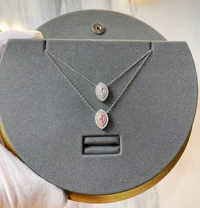Vue macro de pendentifs marquise en diamants rose et blanc sur colliers en argent S925