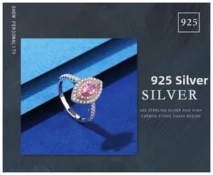 Détail macro de bague en argent 925 avec diamant rose taille marquise et serti halo chic