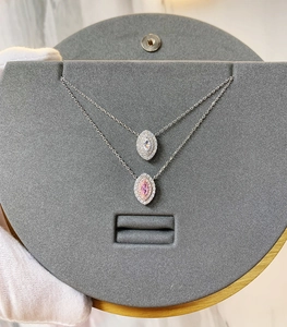 Détail de colliers halo en argent avec pierres précieuses roses et blanches taille marquise