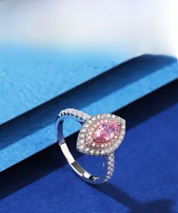 Gros plan sur bague en argent 925 avec diamant rose marquise et sertissage en halo