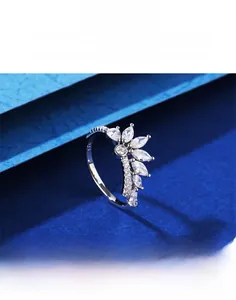 Vue macro d'une bague plume en argent 925 avec incrustation de zircon 5A et diamants