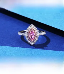 Gros plan sur la bague marquise en diamant rose avec halo micro-pave et anneau serti