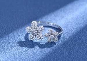Macro detail of S925 sterling silver daisy ring featuring micro-pave cubic zirconia petals